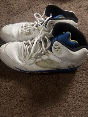 Men’s White and Blue Athletic Sneakers - Classic Basketball Style